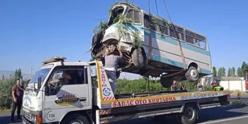 Tarım işçilerini taşıyan minibüs devrildi