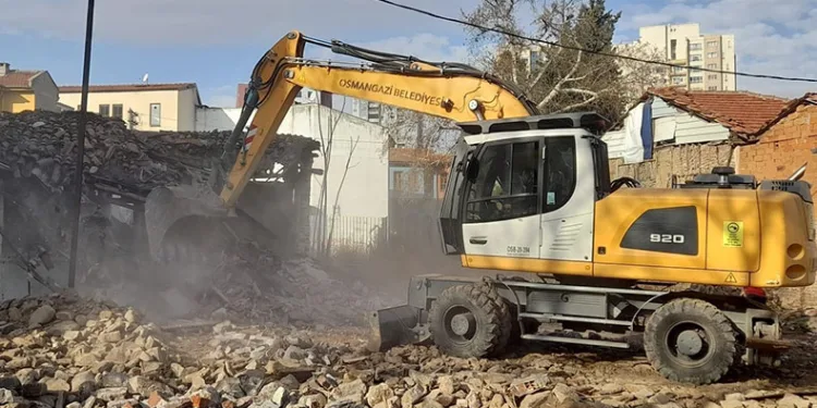 Bursa’da, tarihi bölge metruk binalardan temizlendi