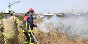 Sultangazi’de otluk alanda yangın paniği