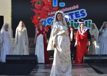 300 yıllık Elmalı gelinliği defileye çıktı
