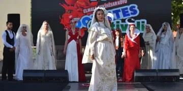 300 yıllık Elmalı gelinliği defileye çıktı