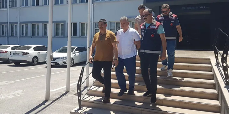 Bursa’daki dolandırıcılık yapan baba oğul tutuklandı