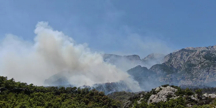 Kemer’deki yangın 17 saattir devam ediyor