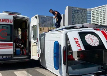 Ankara’da ambulans devrildi