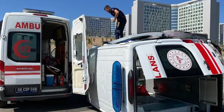 Ankara’da ambulans devrildi