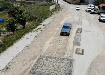 Eski bir görünüm için arabalar üzerinden geçiyor