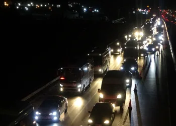 Uzun araç kuyrukları oluştu