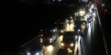 Uzun araç kuyrukları oluştu
