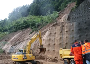 Heyelanın temizlik çalışmaları sürüyor