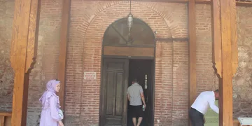 Tarihi camiye saygısızlık