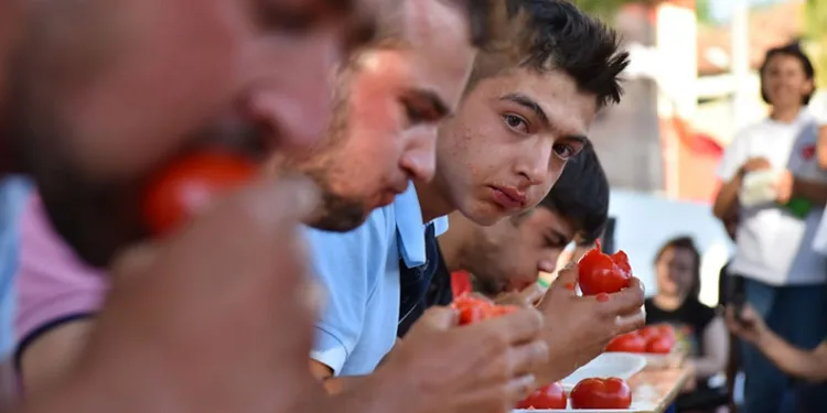Domates festivali renkli görüntülere sahne oldu
