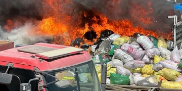Kauçuk fabrikası önünde yangın