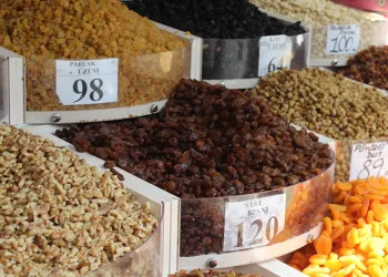 Vatandaşların aşure malzemesi alışverişi başladı