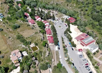 Kavurucu sıcaklarda serinleyip şifa buluyorlar