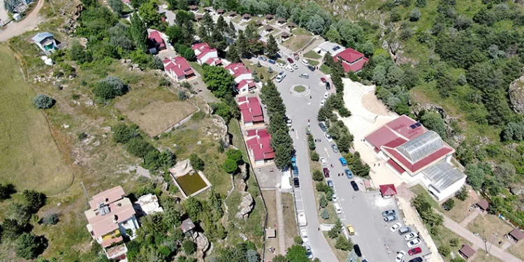 Kavurucu sıcaklarda serinleyip şifa buluyorlar