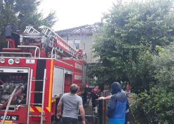 Evin çatısına yıldırım düştü