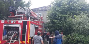 Evin çatısına yıldırım düştü