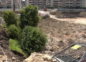 Bursa’da 16 katlı binanın bahçe duvarı çöktü