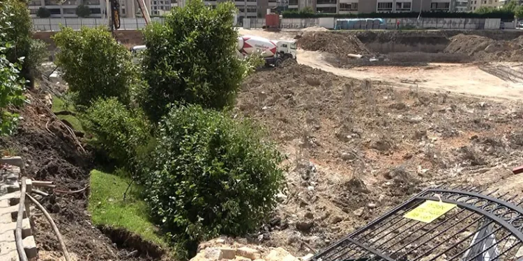 Bursa’da 16 katlı binanın bahçe duvarı çöktü