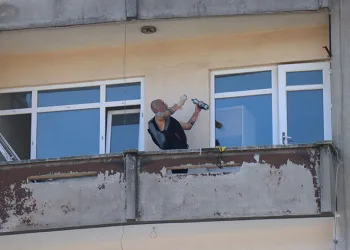 Kız arkadaşını rehin alan polis, tutuklandı
