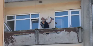 Kız arkadaşını rehin alan polis, tutuklandı