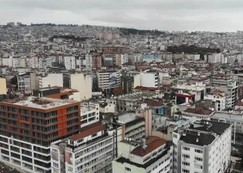 Sanayi sektörü hizmet sektörünü solladı
