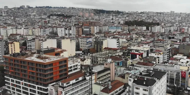 Sanayi sektörü hizmet sektörünü solladı