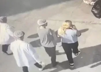 Tartıştığı iş arkadaşının parmağını ısırdı