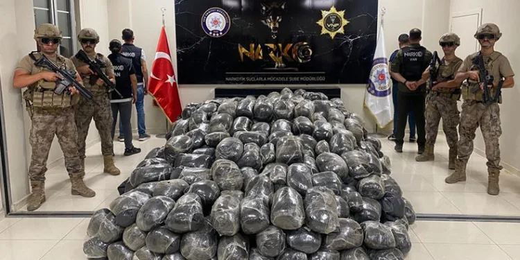 Van’da 2 ton esrar ele geçirildi