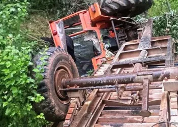 Devrilen traktörün altında kaldı