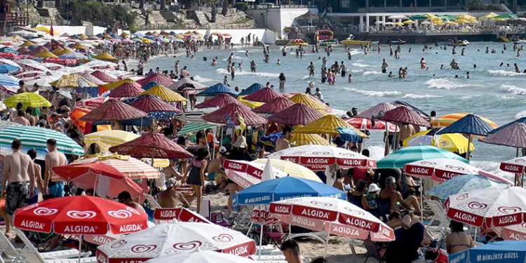 Kuşadası’na tatilci akını