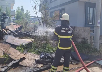 Gebze’de barakada yangın çıktı