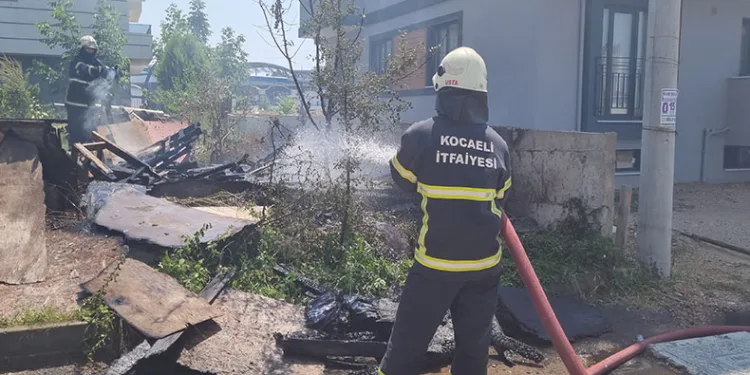Gebze’de barakada yangın çıktı