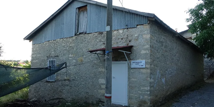 136 yıllık cami zamana direniyor