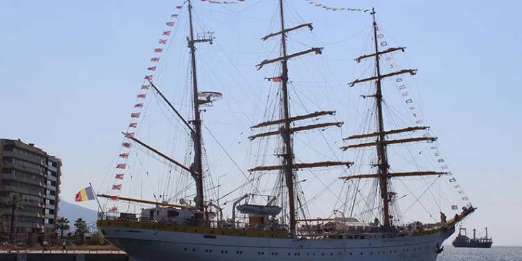 Romanya donanma gemisi İzmir’de