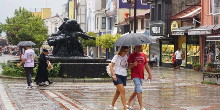 Kavurucu sıcak yerini yağmura bıraktı