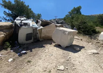 Mermer blok yüklü kamyon devrildi