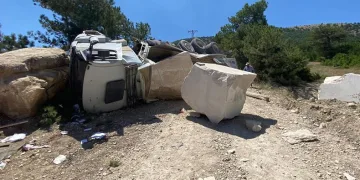 Mermer blok yüklü kamyon devrildi