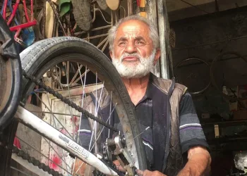 40 yıldır bisiklet tamir ediyor