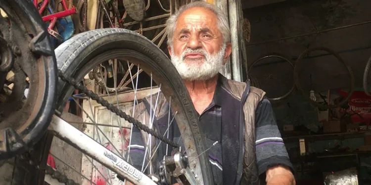 40 yıldır bisiklet tamir ediyor