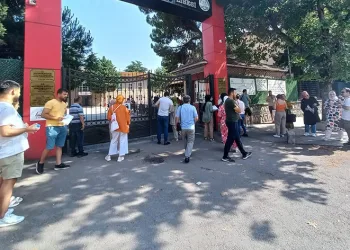 Adaylar sınıfta, aileler dışarıda ter döküyor