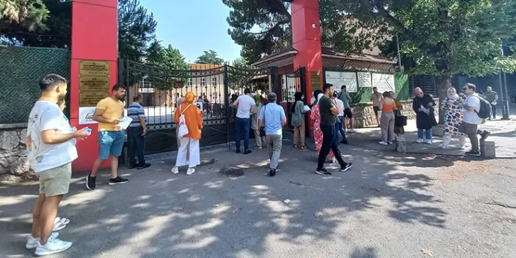 Adaylar sınıfta, aileler dışarıda ter döküyor