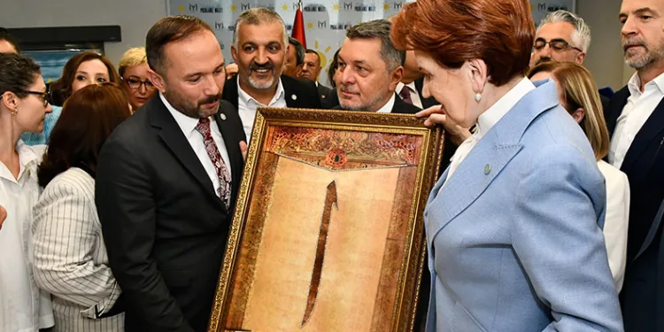 Akşener’e sürpriz doğum günü