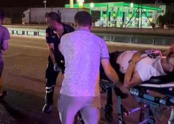 Bursa’da hızla ilerleyen otomobil servis aracına çarptı