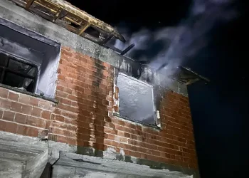 İki katlı ev yangında kullanılmaz hale geldi