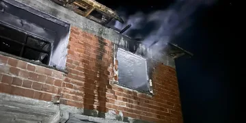 İki katlı ev yangında kullanılmaz hale geldi