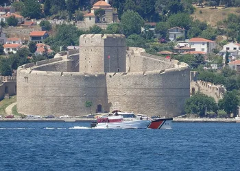 Çanakkale Boğazı’nda 83 kaçak göçmen yakalandı