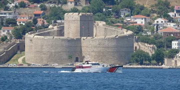 Çanakkale Boğazı’nda 83 kaçak göçmen yakalandı