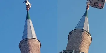 Minareye takılan leyleği itfaiye ekipleri kurtardı