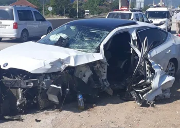 Otomobil beton bariyerlere çarptı